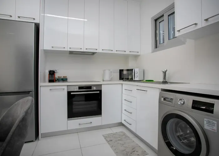 Eden-Perfect Location, Sea View, Stylish Apartment